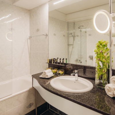 Grand_hotel_Union_Deluxe_Bathroom_1_foto_Marko_Delbello_Ocepek_1463562890049